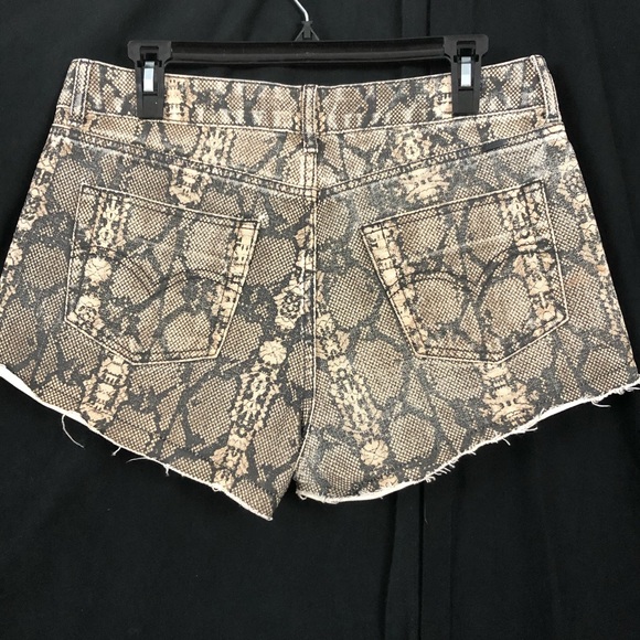 Snake Pattern Distressed Shorts - Picture 2 of 7